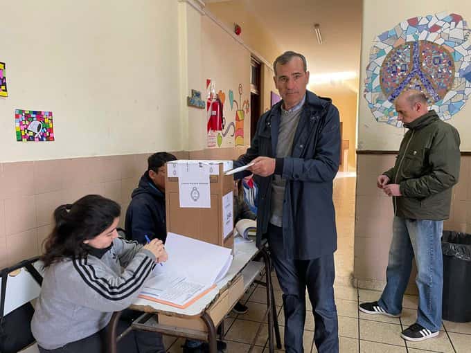 Un candidato de La Plata contó que demoró en votar porque las autoridades de su mesa escaparon corriendo