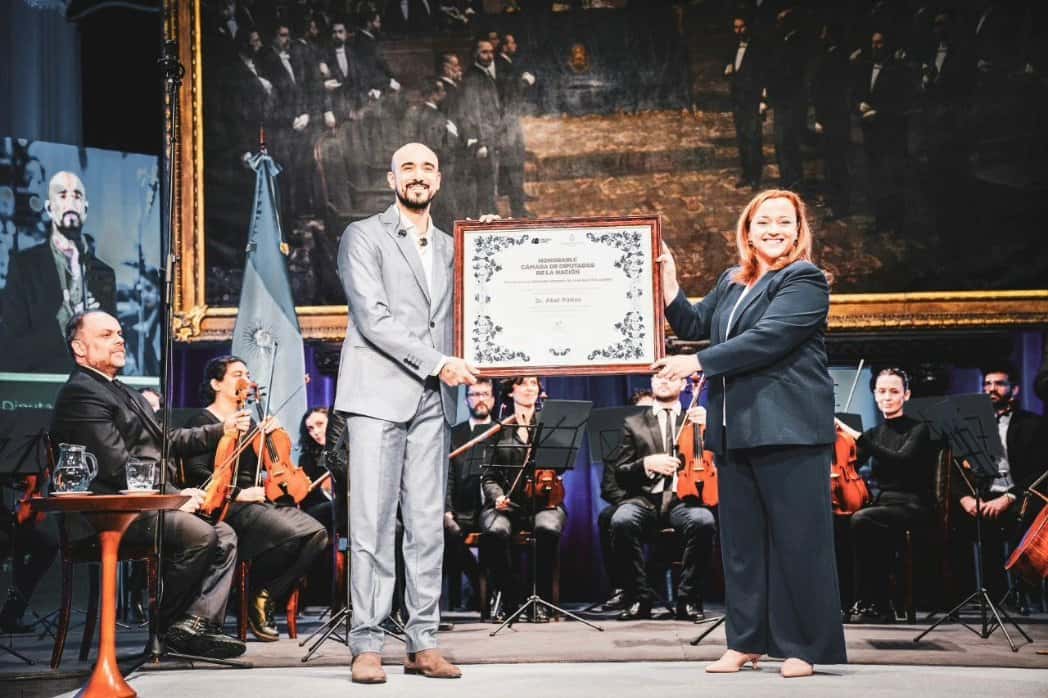 El bahiense Abel Pintos recibió el máximo galardón de Diputados tras haber donado las regalías de su último disco