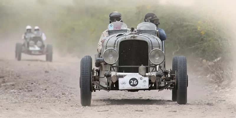 Arranca la carrera de autos antiguos que va desde La Plata hasta La Costa