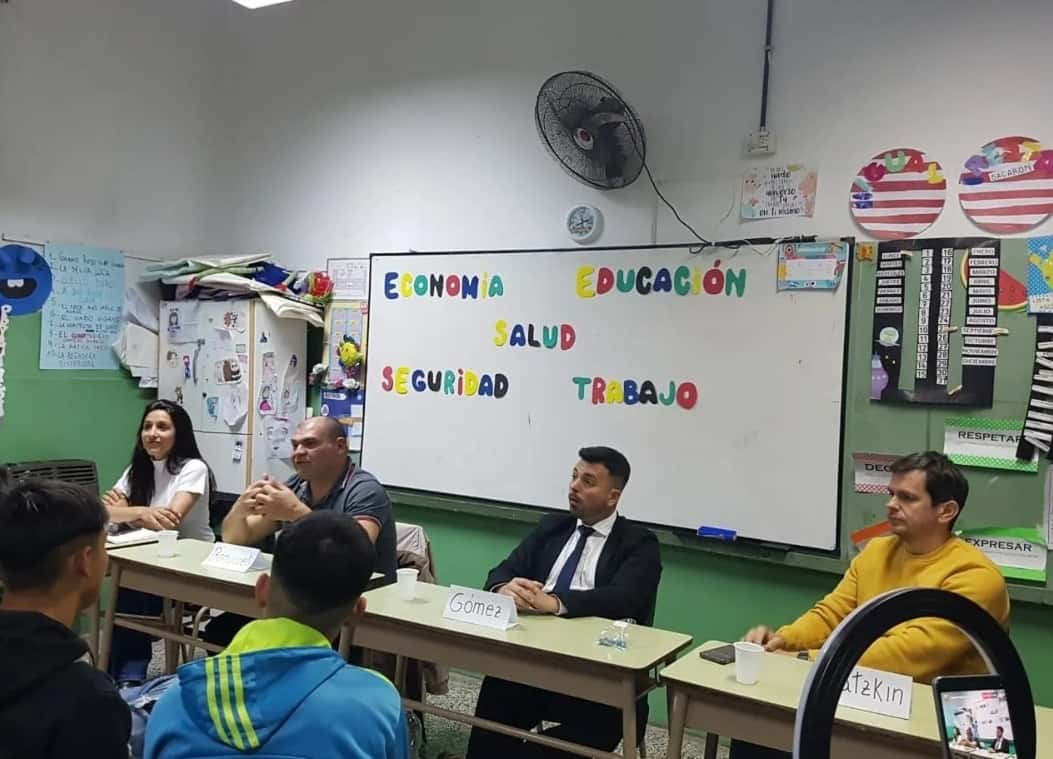 Los candidatos a intendente de Zárate debatieron en el aula de una escuela: qué prometió cada uno ante los alumnos