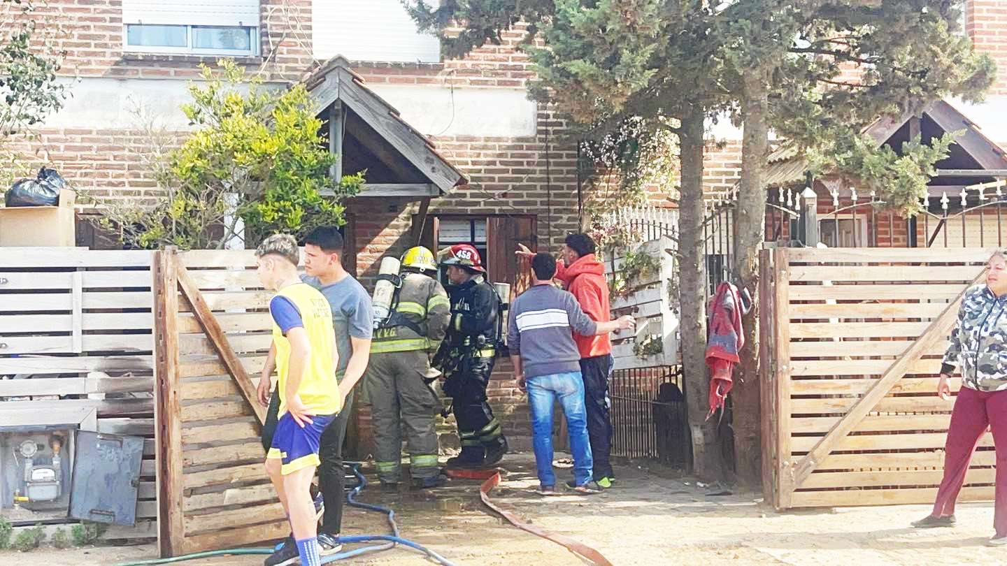 Explotó una casa en Villa Gesell: El fuego empezó en una parrilla y el estallido fue provocado por aerosoles y una moto