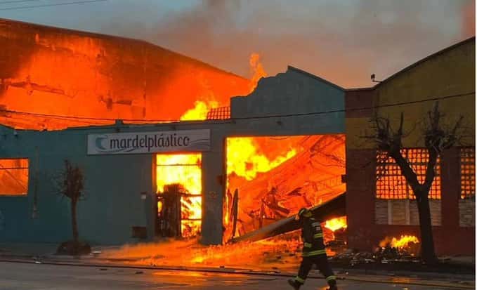 Feroz incendio en una fábrica de Mar del Plata: El fuego fue controlado
