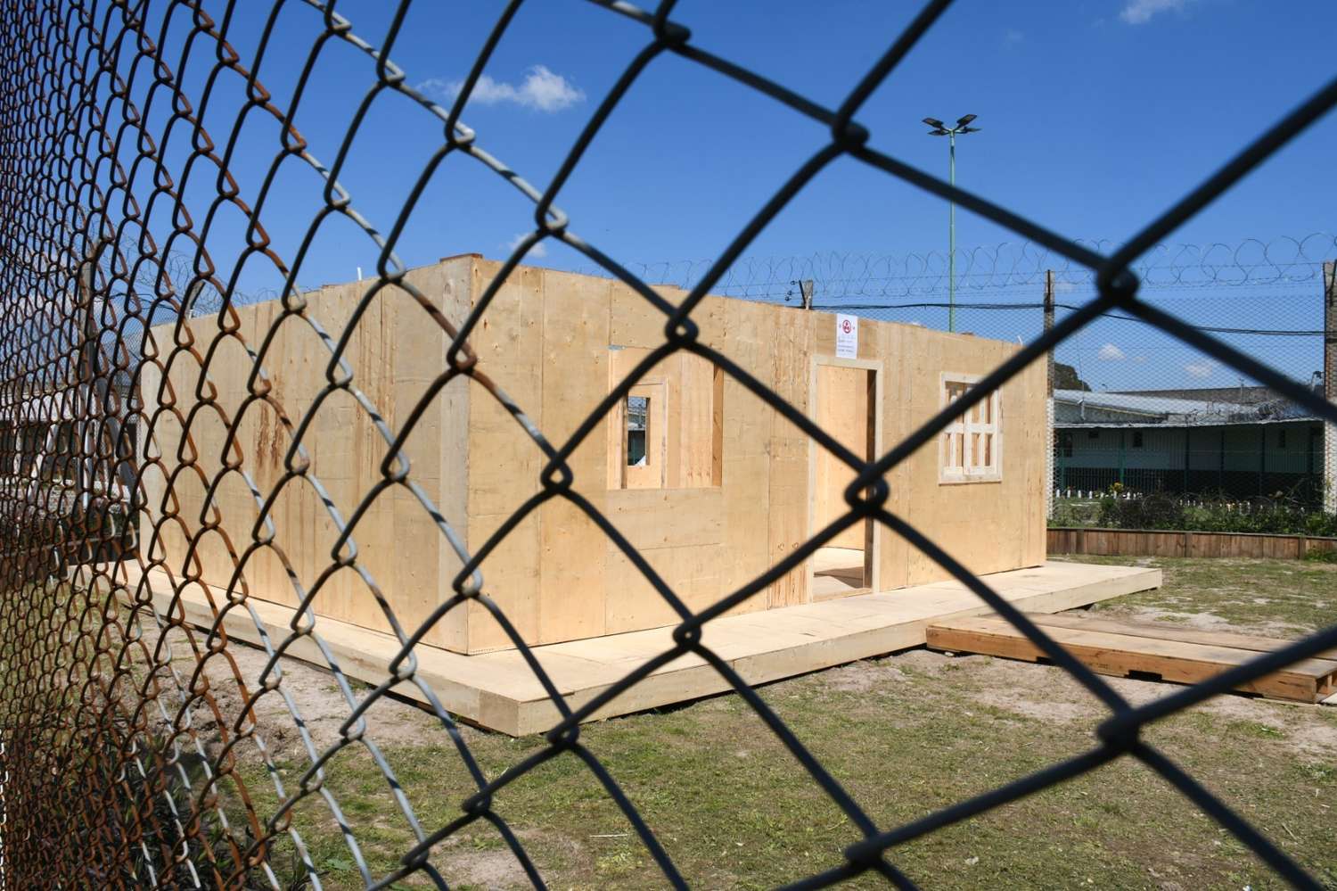 En una cárcel de San Martín construyen casas prefabricadas para donar