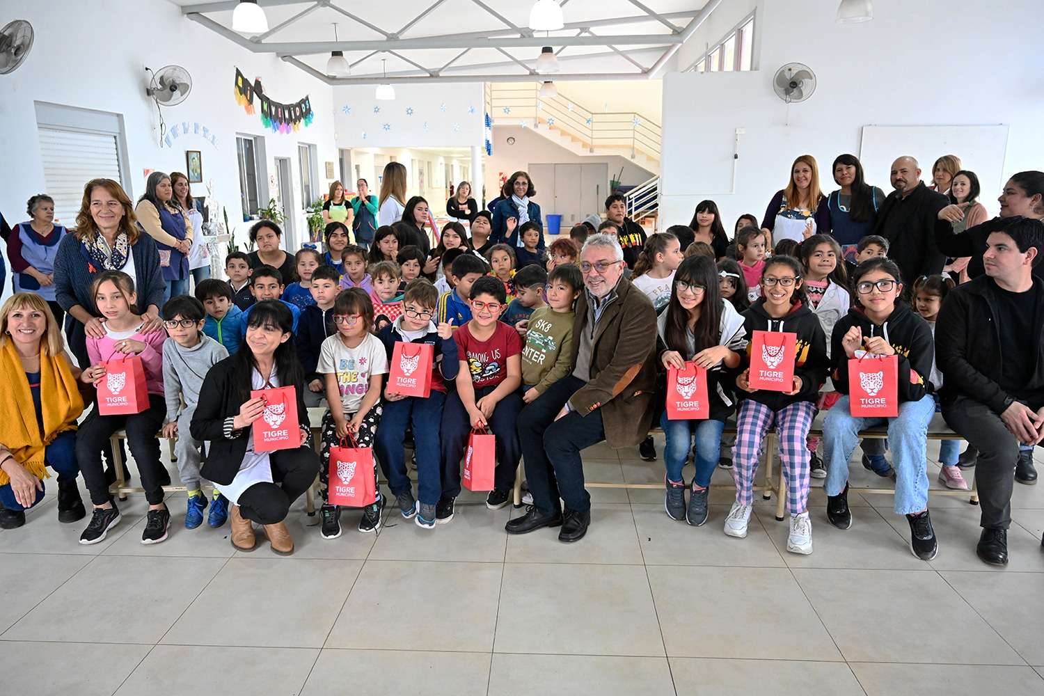 Julio Zamora entregó 251 pares de anteojos nuevos a estudiantes de Tigre desde el programa “Para Verte Mejor”