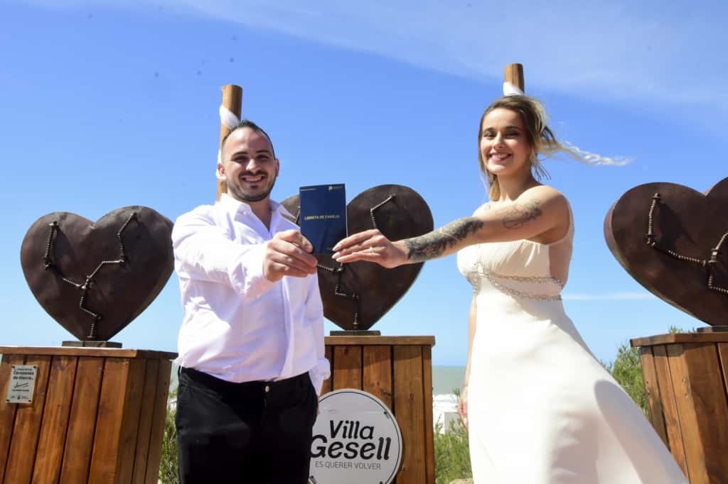 ¡Vivan los novios!: Primer casamiento celebrado en una playa de Villa Gesell
