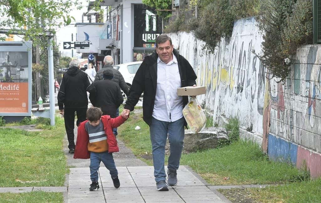 Votó Montenegro en Mar del Plata: llegó a la escuela con su pequeño hijo y le regaló facturas a las autoridades de mesa