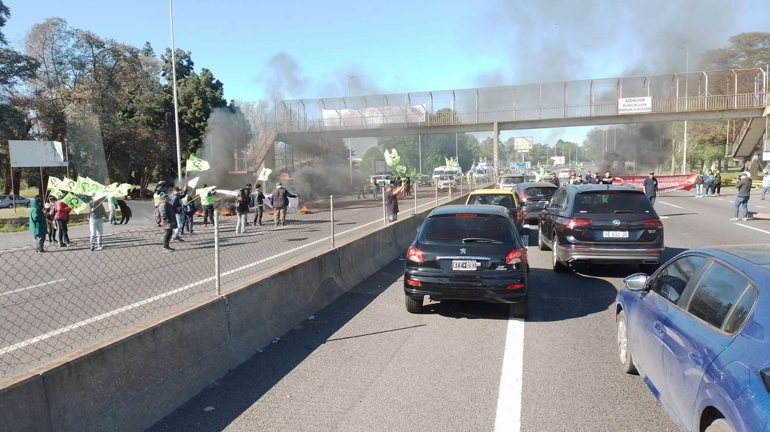 Caos en la Riccheri: Protesta del Sindicato de Seguridad Privada paraliza el tránsito hacia el Aeropuerto de Ezeiza
