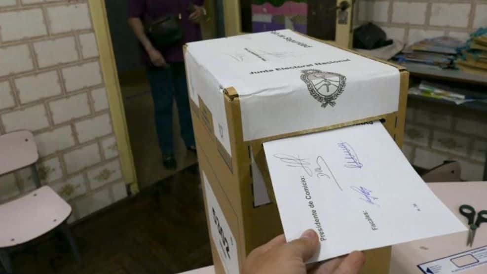 Elecciones Generales 2023 en Tandil: Votante quedó encerrado en el cuarto oscuro y lo tuvieron que sacar por la ventana