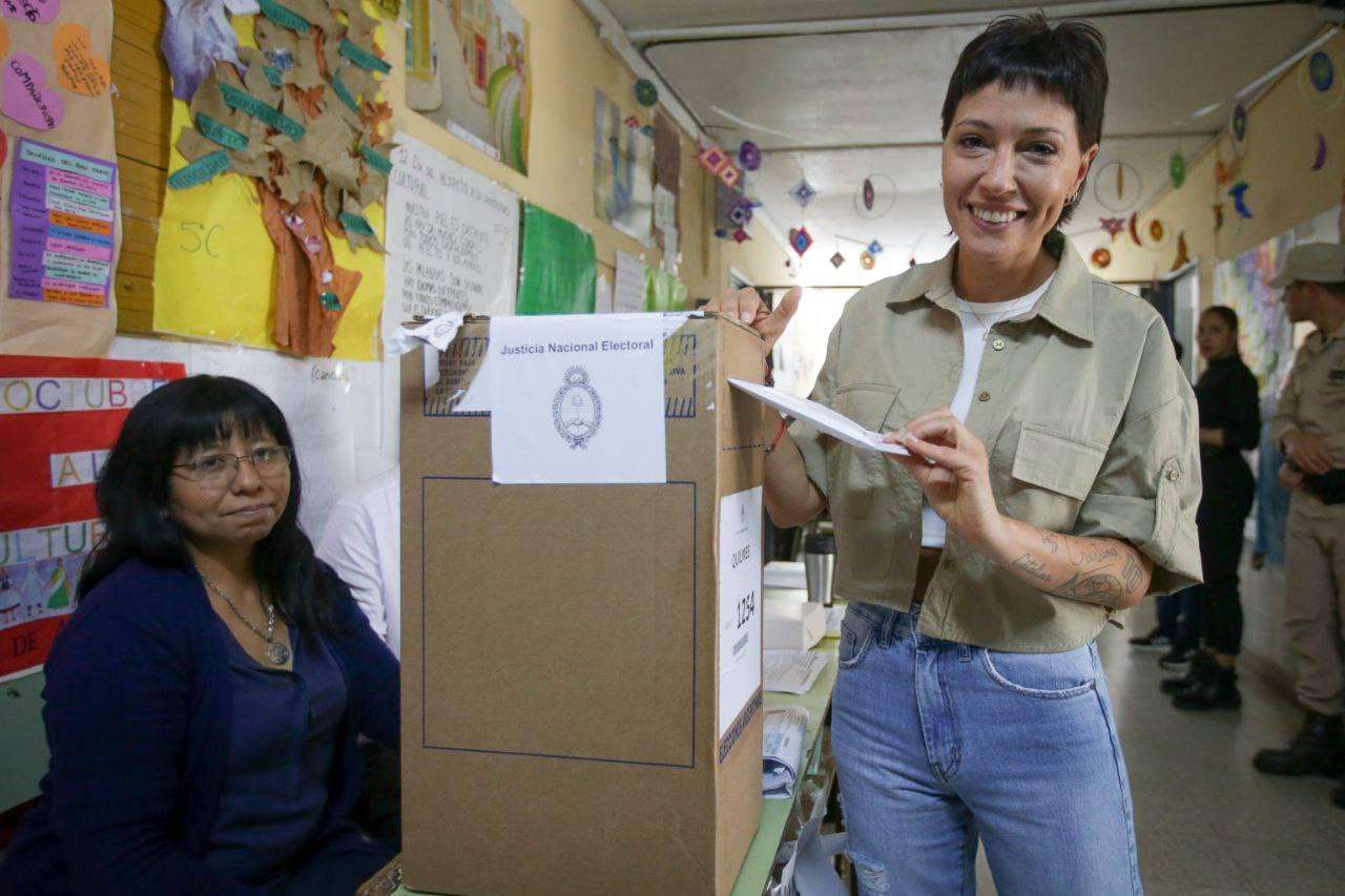 Elecciones 2023: Votó Mayra Mendoza e instó a los vecinos a "elegir con amor, con memoria, reflexión y responsabilidad"