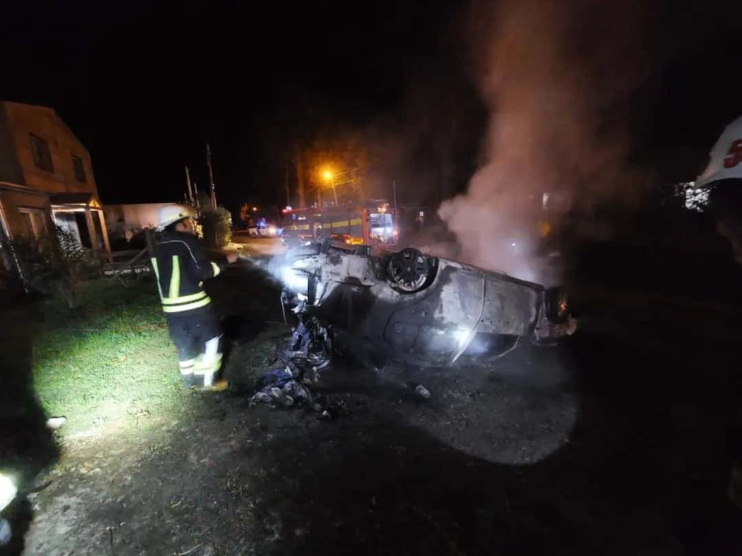 Todo mal: En General Belgrano un conductor borracho volcó y el auto se incendió por completo