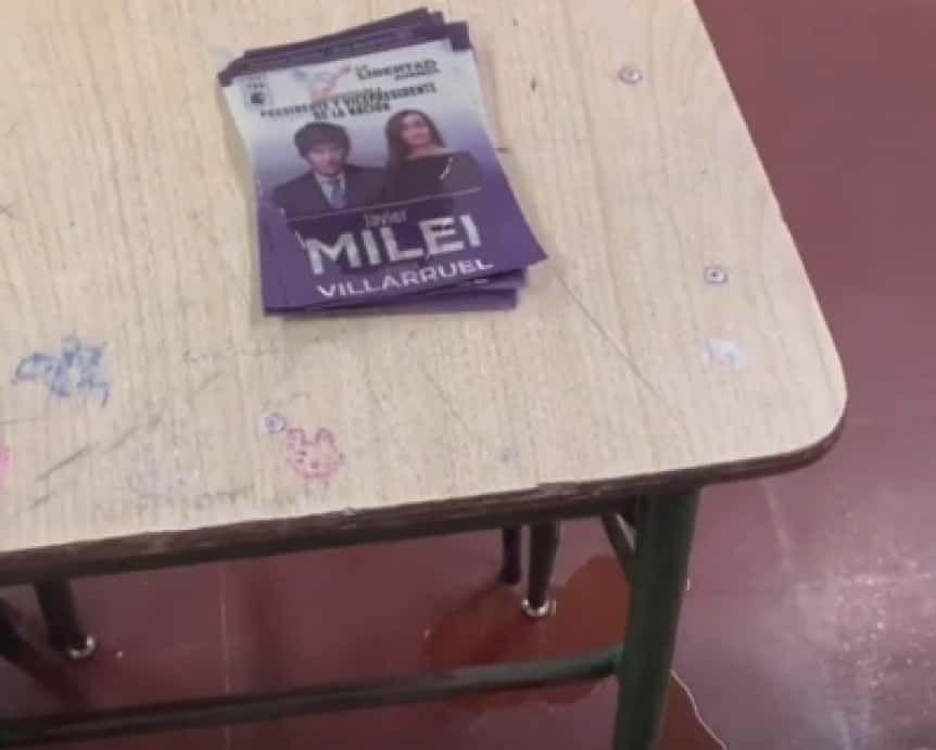 Desagradable: En una escuela de Quilmes denunciaron que un elector orinó las boletas de Milei dentro del cuarto oscuro