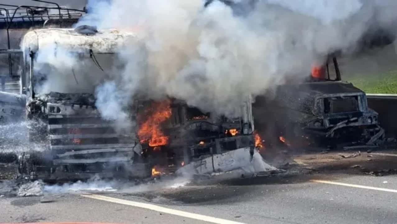 Video: Choque e incendio de camiones en Autopista del Oeste