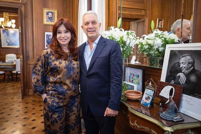 Cristina Kirchner recibió a Julio Alak en el Senado: "¡El intendente de mi ciudad, che!"
