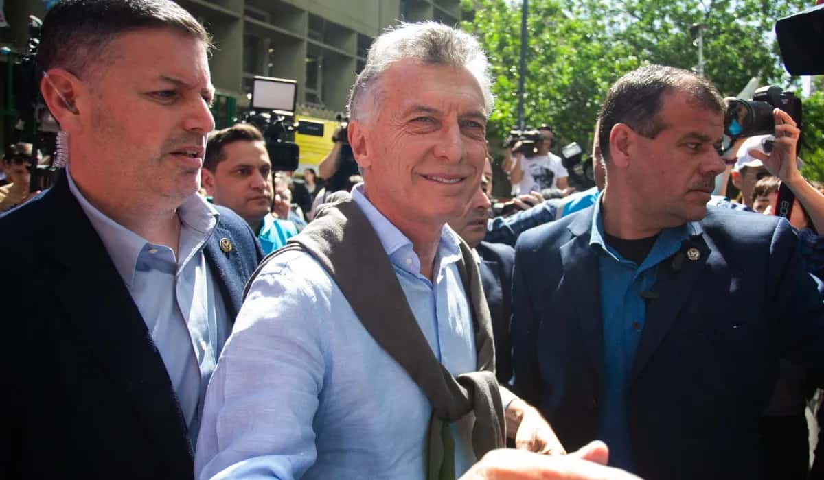 Tras el blooper de octubre, lo primero que hizo Macri al votar fue obsequiarle facturas a las autoridades de mesa