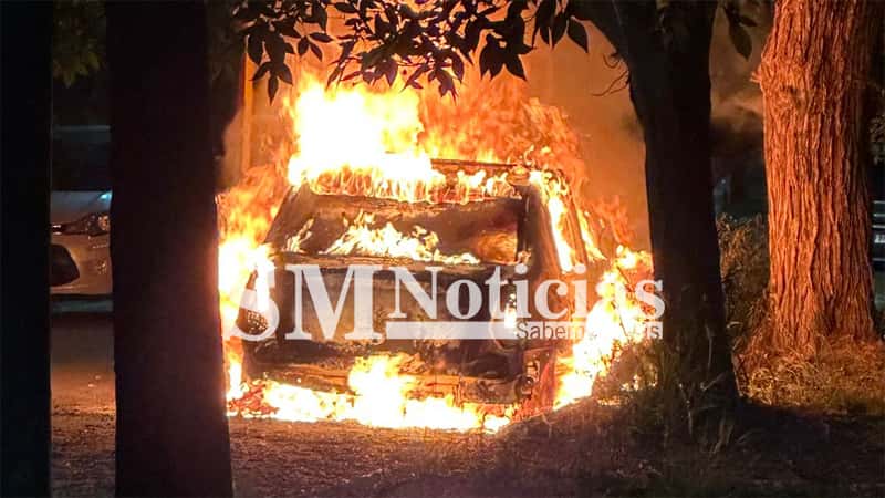 Hay un pirómano suelto en Ituzaingó: Ya incendió ocho automóviles