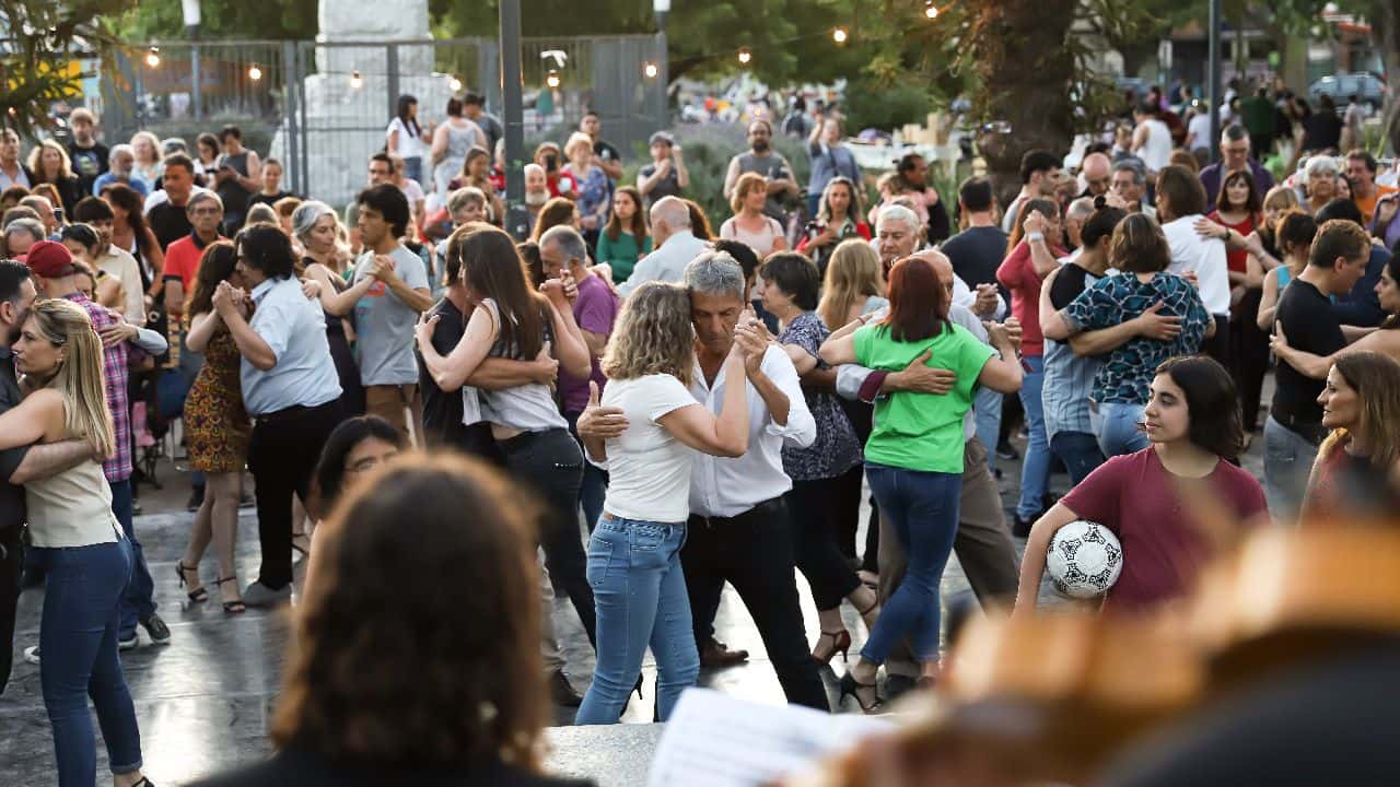 Atención vecinos de Vicente López: Vuelven las tardes de tango en la Plaza Alem de Munro