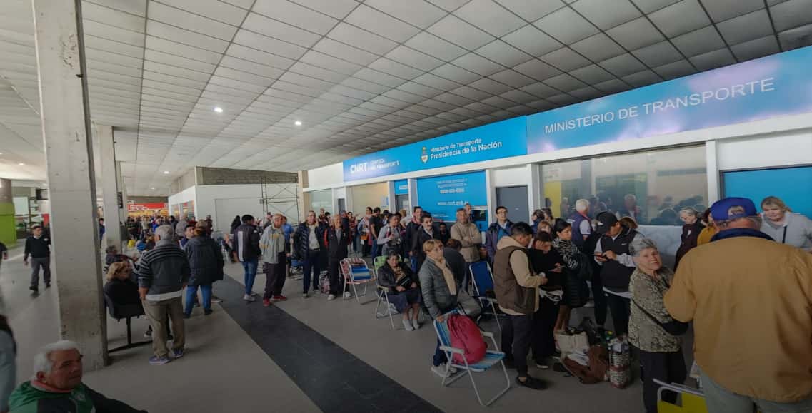 Verano: Largas filas presenciales para comprar pasajes a Mar del Plata y más de 70 mil usuarios en espera virtual
