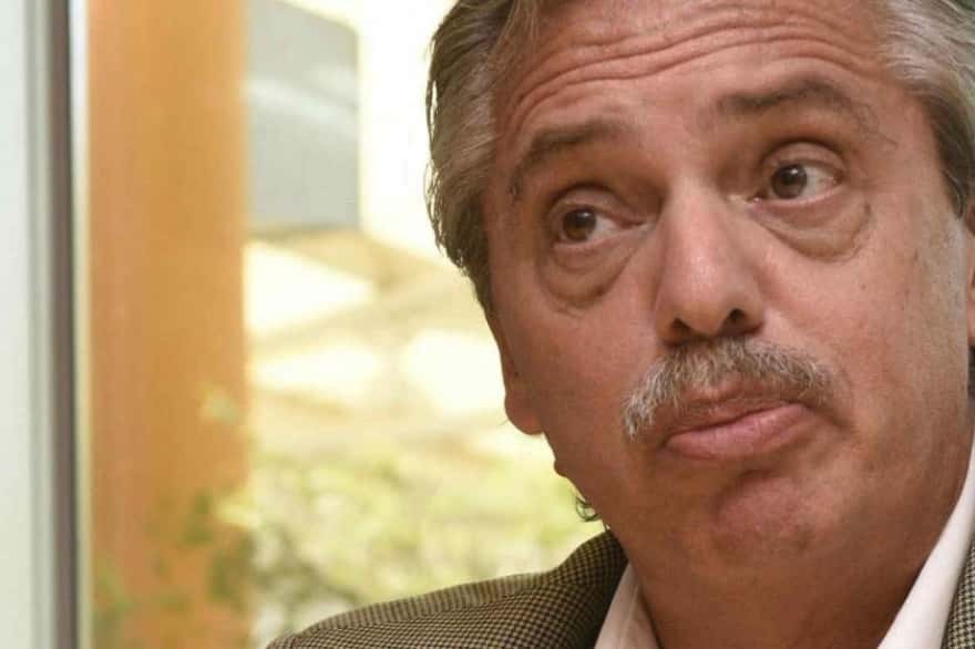 Alberto Fernández salió a criticar el DNU de Milei y logró cerrar la grieta: Lo criticaron propios y extraños