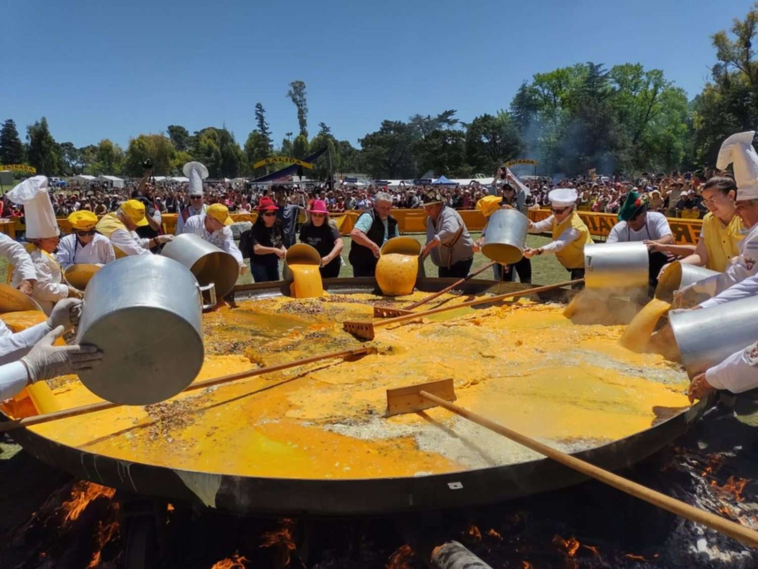 Fiesta de la Omelette Gigante de Pigüé: Cómo fue la preparación con 20 mil huevos y una sartén de 4 metros