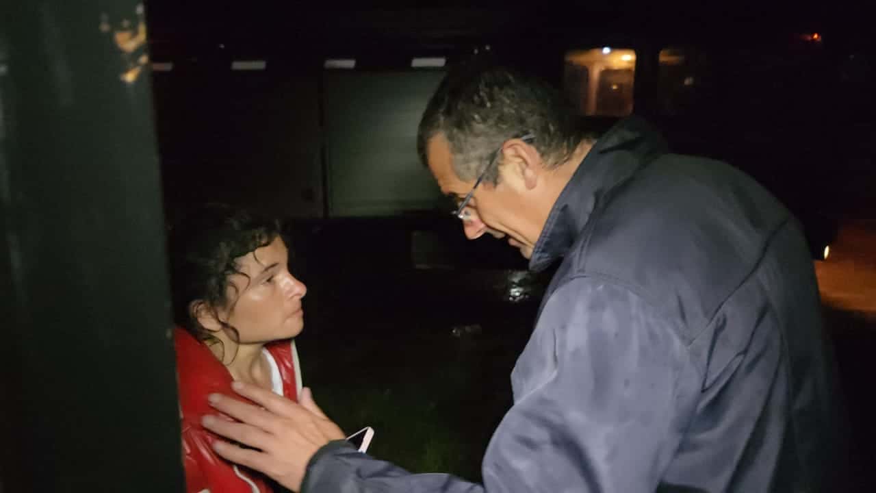 Gobernando bajo la lluvia: En plena tormenta, el intendente de Rauch asistió a los vecinos afectados por el temporal