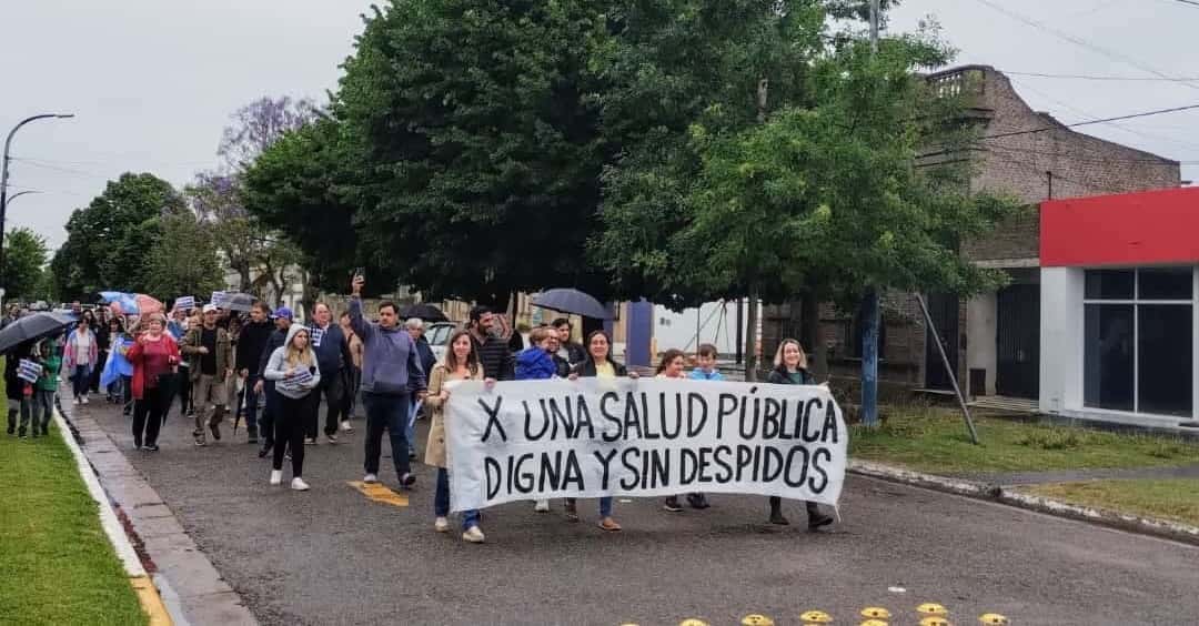 Protesta en rechazo a la no renovación de contratos en el Hospital municipal de Tapalqué