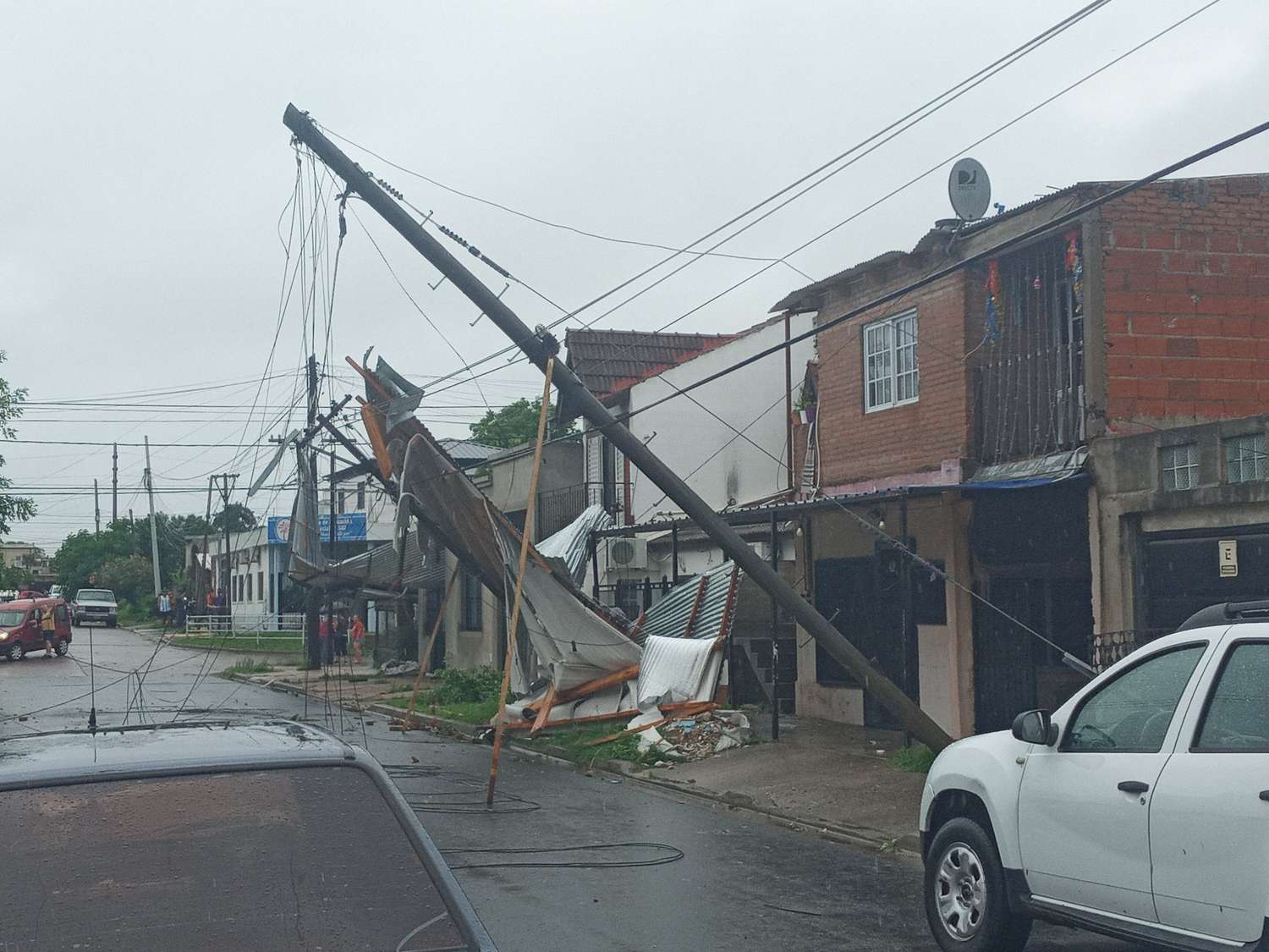 Todo lo que dejó el temporal en Zárate: Destrozos, falta de luz y agua, suspensión de clases y operativos de emergencia