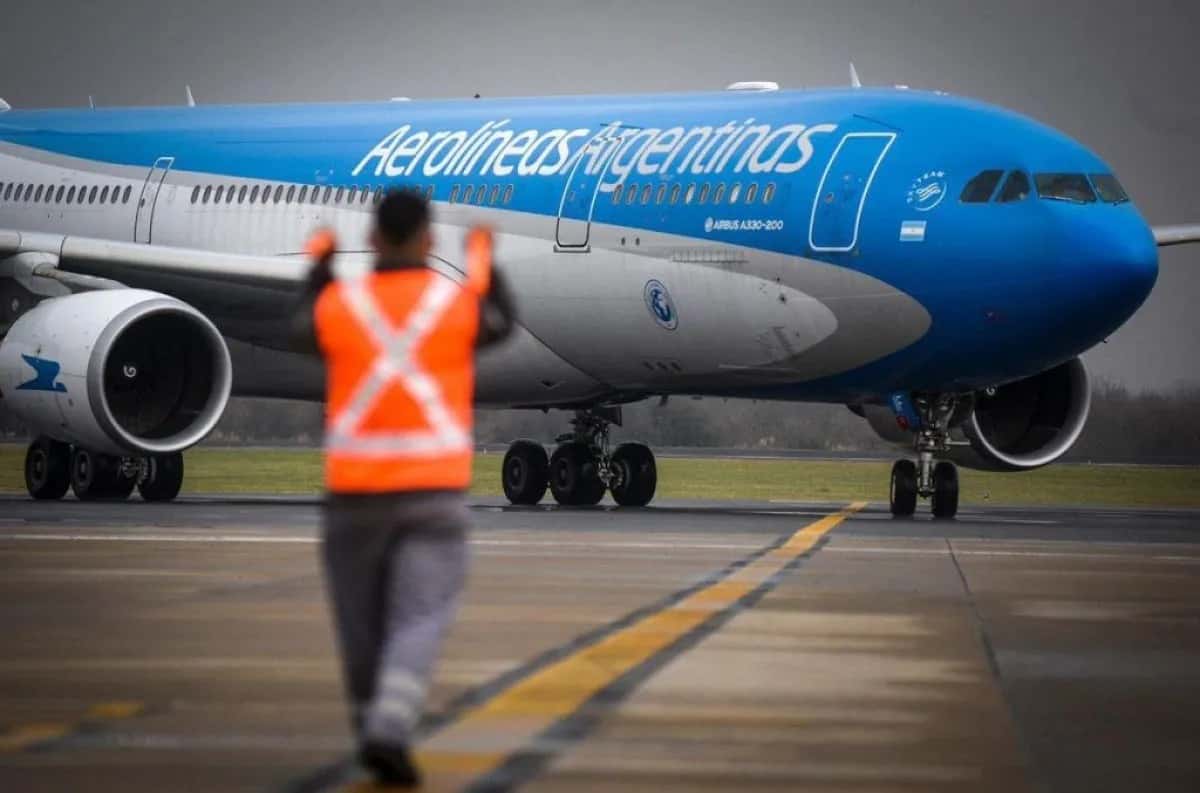 Los funcionarios públicos ya no podrán acumular millas en Aerolíneas Argentinas con pasajes pagados por el Estado