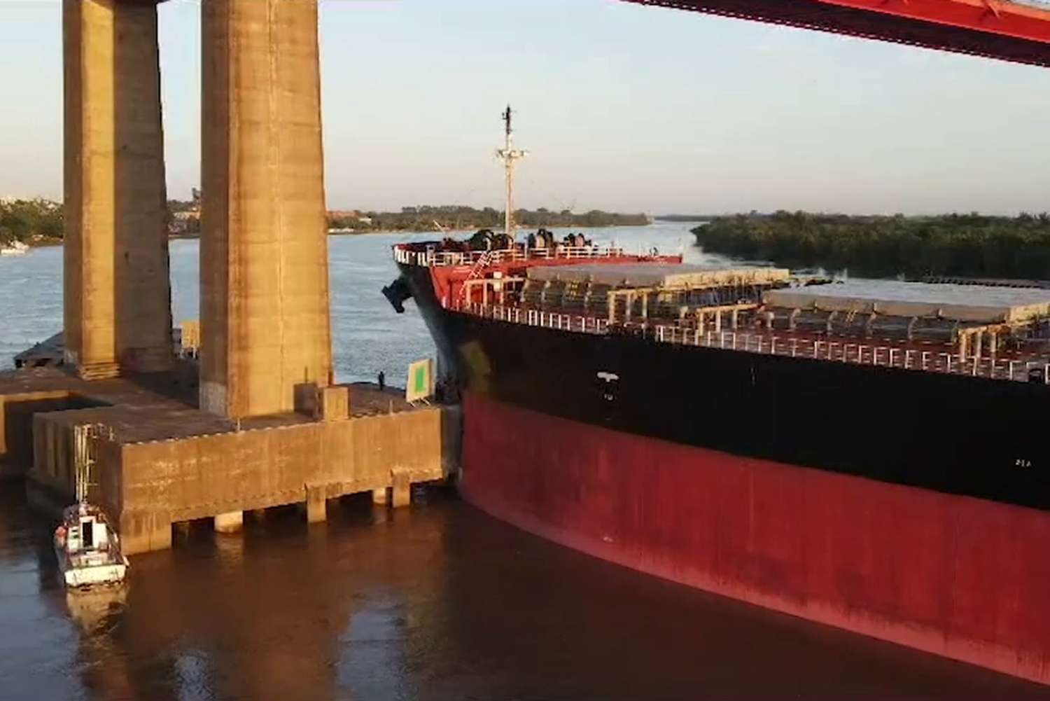 La Justicia ordenó que se retire el barco que chocó contra el puente en el Complejo Zárate Brazo Largo
