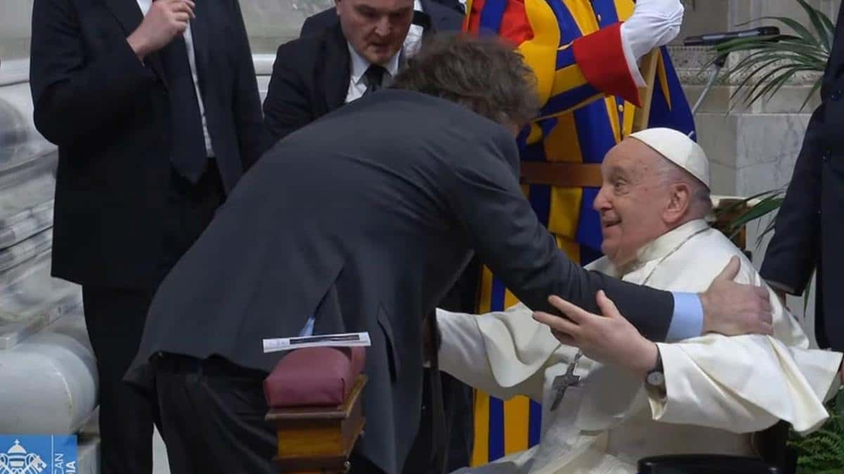 El abrazo de Milei con el Papa y la insólita confusión del canal del Vaticano que se volvió viral