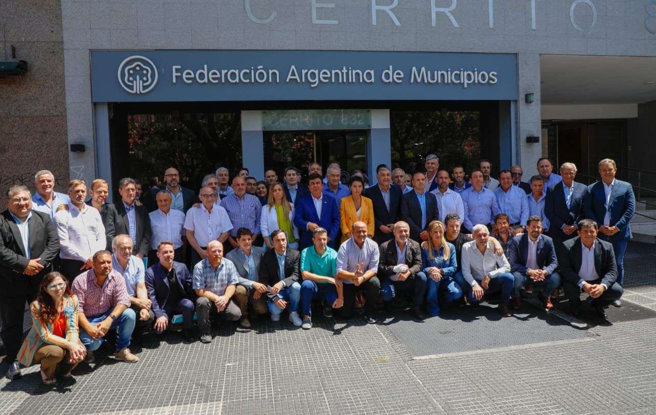 Achával participó del encuentro de la Federación Argentina de Municipio por los recortes de Milei