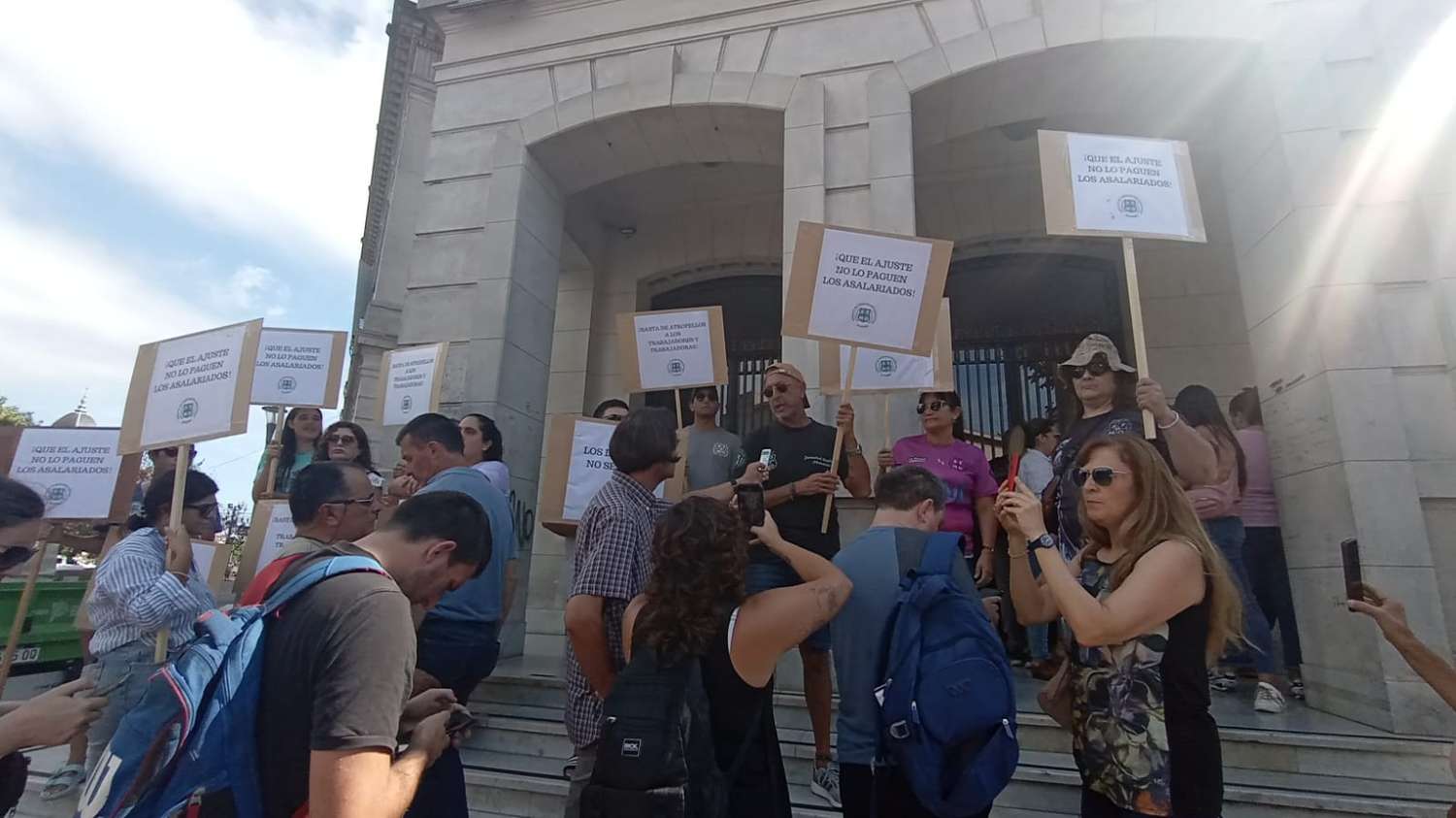 Video: Hubo una protesta de municipales durante la llegada del Gobernador Kicillof a Olavarría
