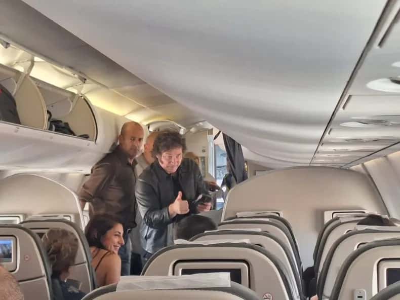 Javier Milei viajó hoy a Mar del Plata en un vuelo comercial para asistir al cumpleaños de su pareja Fátima Florez