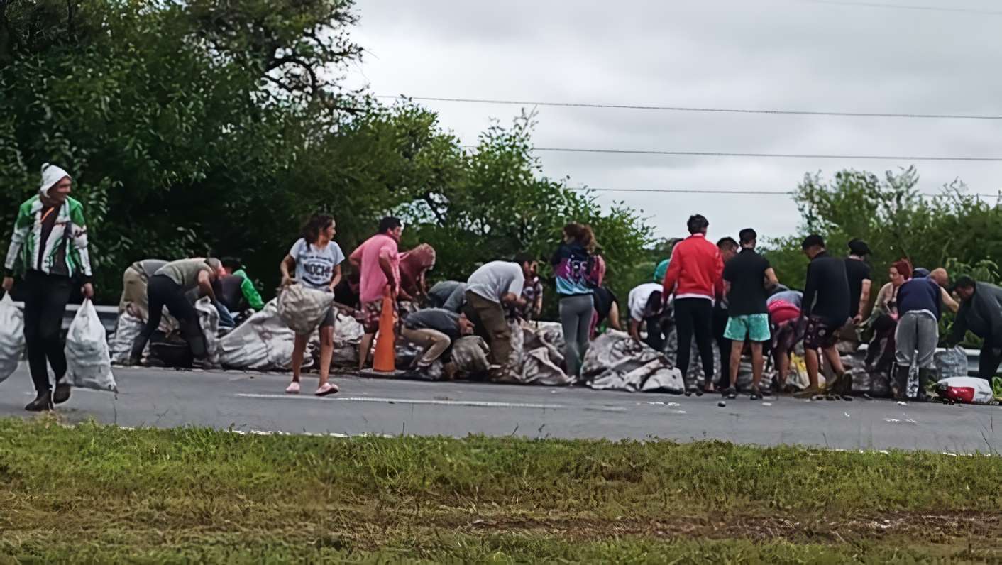 En Baradero: Volcó un camión de papas en ruta 9 y saquearon la carga