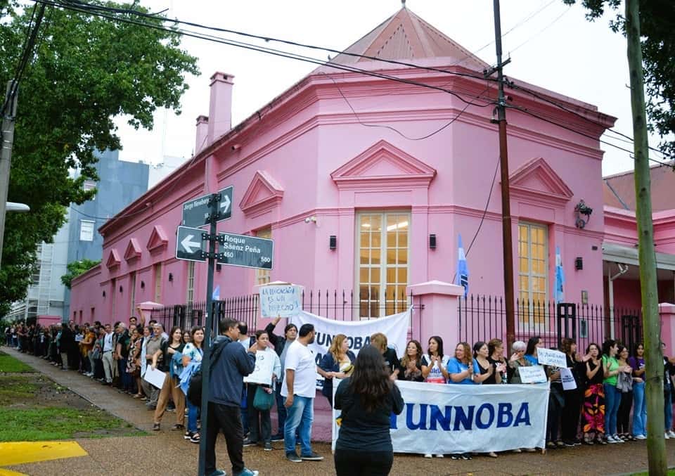 Recortes en universidades: Abrazo simbólico a la UNNOBA en Junín