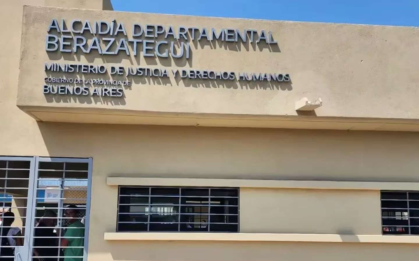 Tres presos por robo rompieron los barrotes de una ventana y se fugaron de una alcaidía en Berazategui