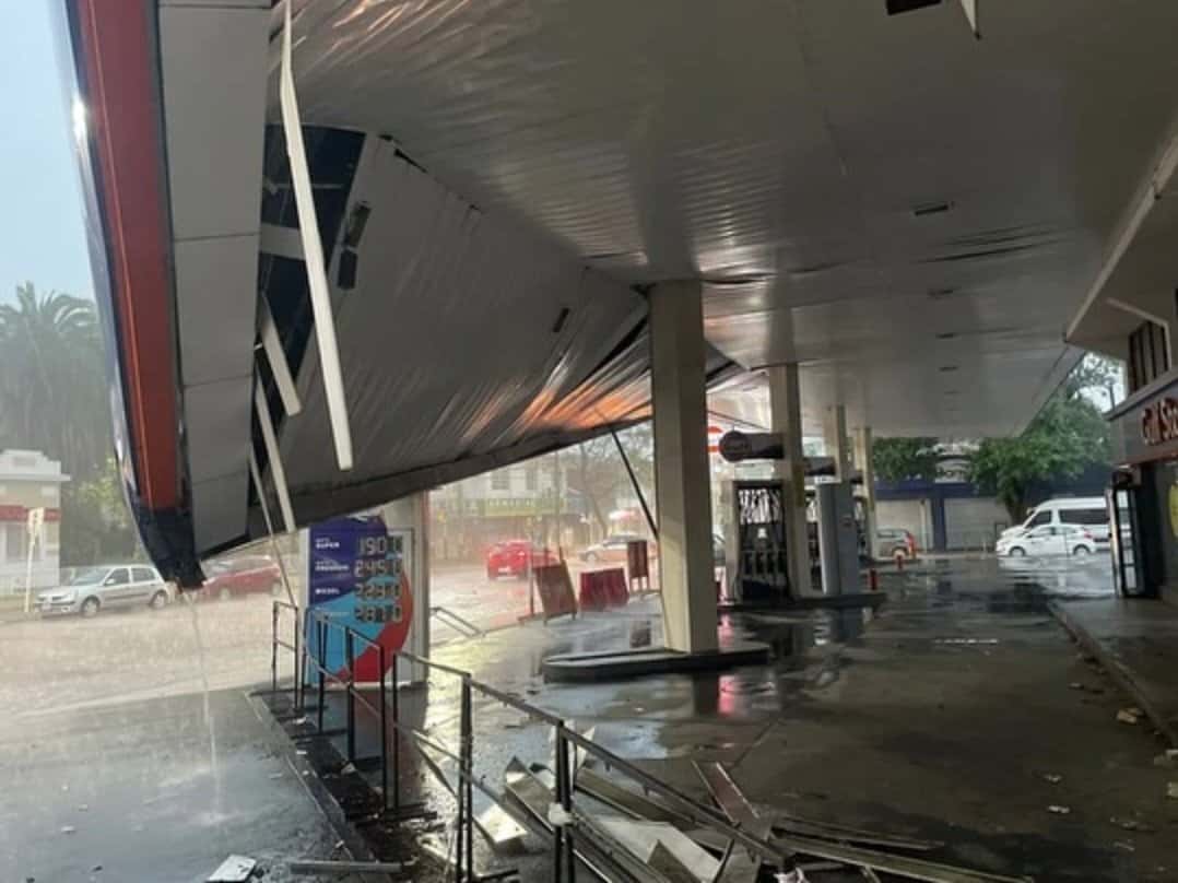 Temporal en la Provincia: Colapsó el techo de una estación de servicio en Esteban Echeverría