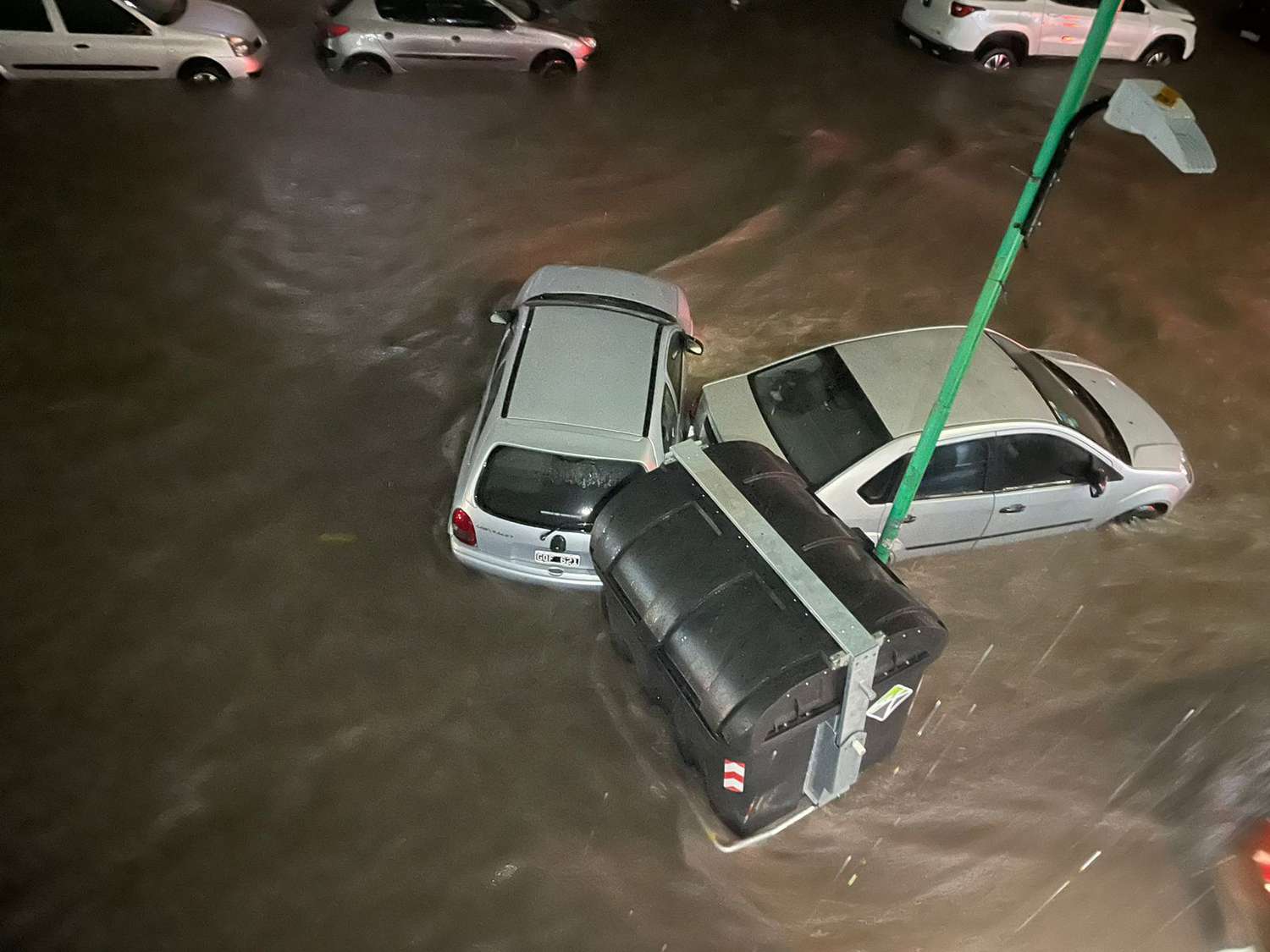 Grave inundación en La Plata: autos flotando, barrios bajo el agua y el recuerdo latente de la tragedia del 2013