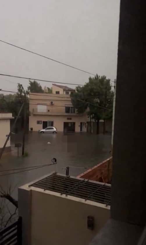 Temporal y tragedia en Lanús: vecinos hallaron un cadáver flotando en medio de la inundación