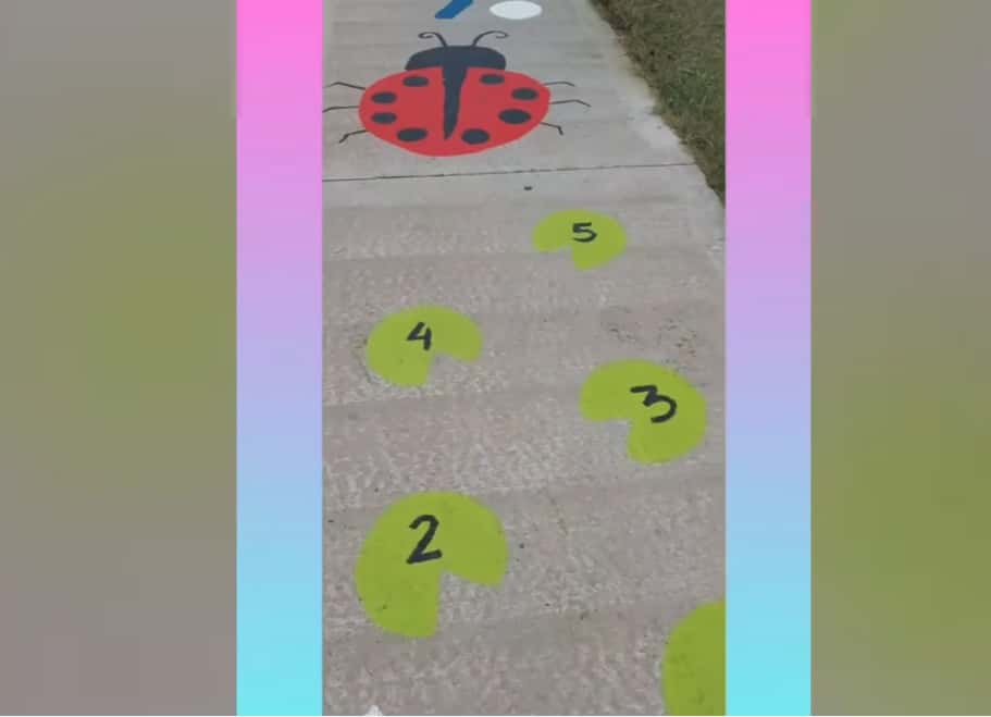 Maestras divertidas pintan el camino para que los niños "entren jugando" al Jardín