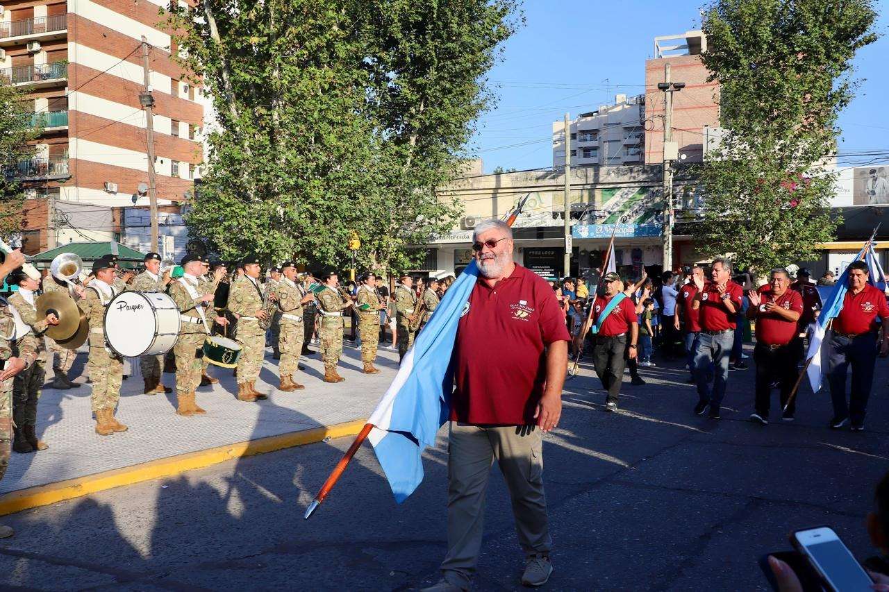 Semana Malvinas Argentinas en Esteban Echeverría: Muestra fotográfica, uniformes y armas de los veteranos de guerra