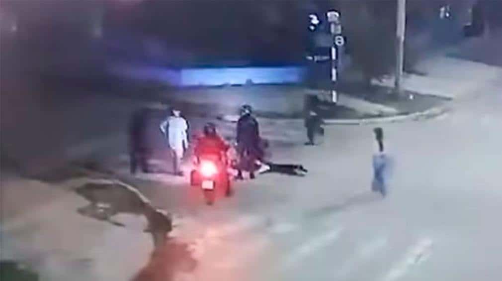 Impactante video en Merlo: un policía de civil mató a un delincuente que quería robarle mientras paseaba con su novia
