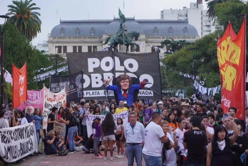 La Plata: Durante la previa del 24M, quemaron un muñeco del presidente en protesta de la izquierda