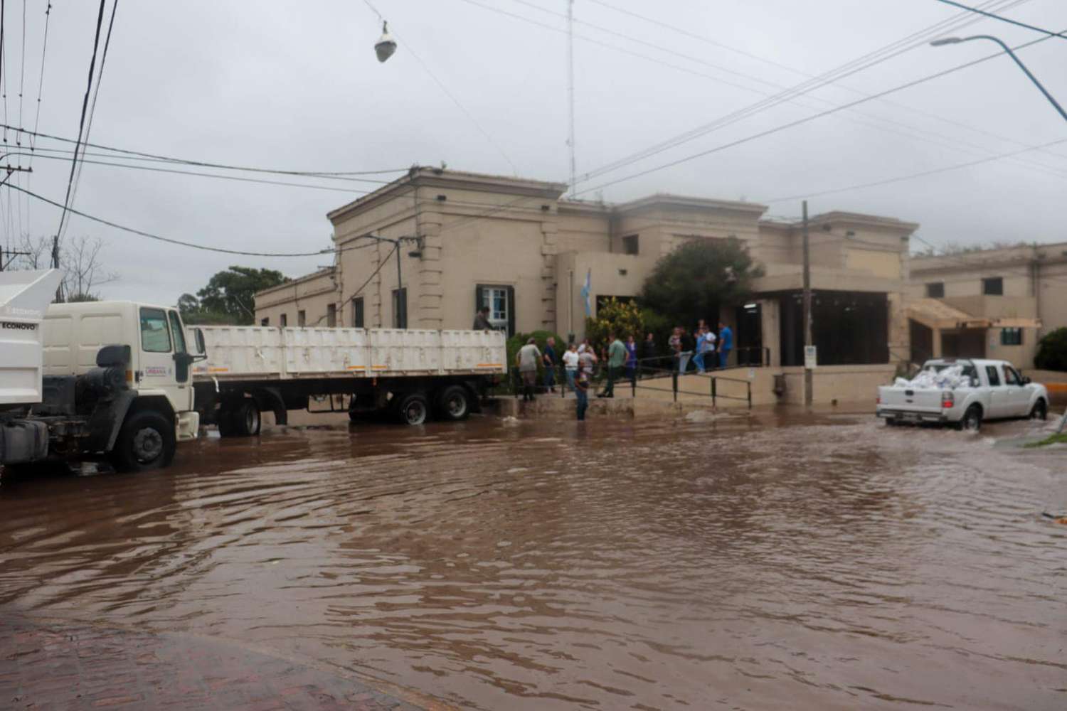 Consecuencias de la tormenta: Un puente de emergencia para entrar al Hospital de San Antonio de Areco