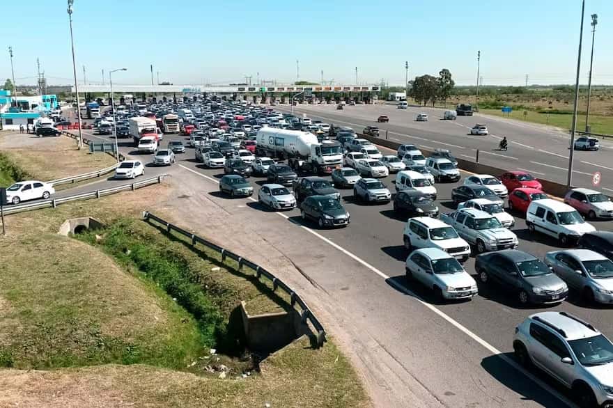 Colapso de autos en la autovía La Plata-Buenos Aires por el fin de semana largo y choque en Tigre provoca demoras