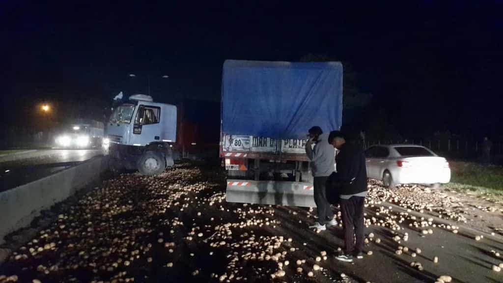 Un camionero perdió el control de su vehículo y volcó la carga de papas en General Pueyrredón