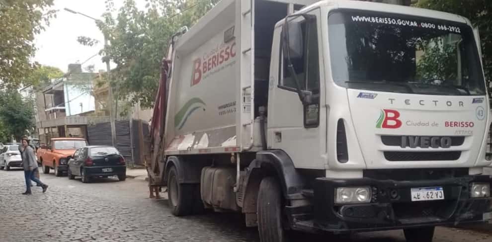 Insólito accidente de tránsito en Berisso: un camión de basura atropelló a un recolector en pleno recorrido