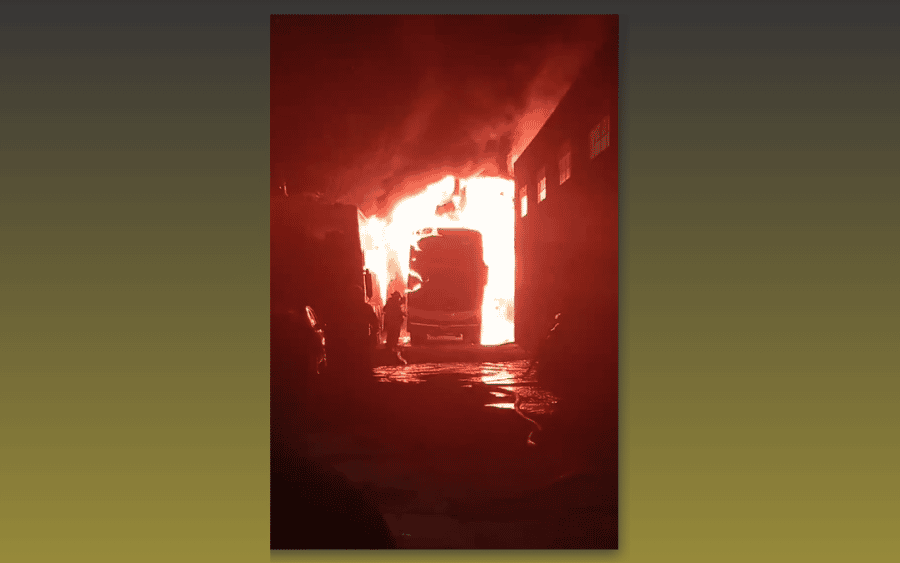 Video: Incendio destruyó micros de una empresa de viajes en Ituzaingó