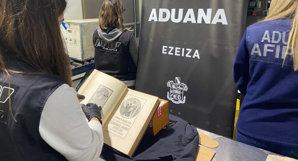 En Ezeiza: Secuestran un libro con litografías del Siglo XIX firmado por Nikola Tesla y declarado por USD 100