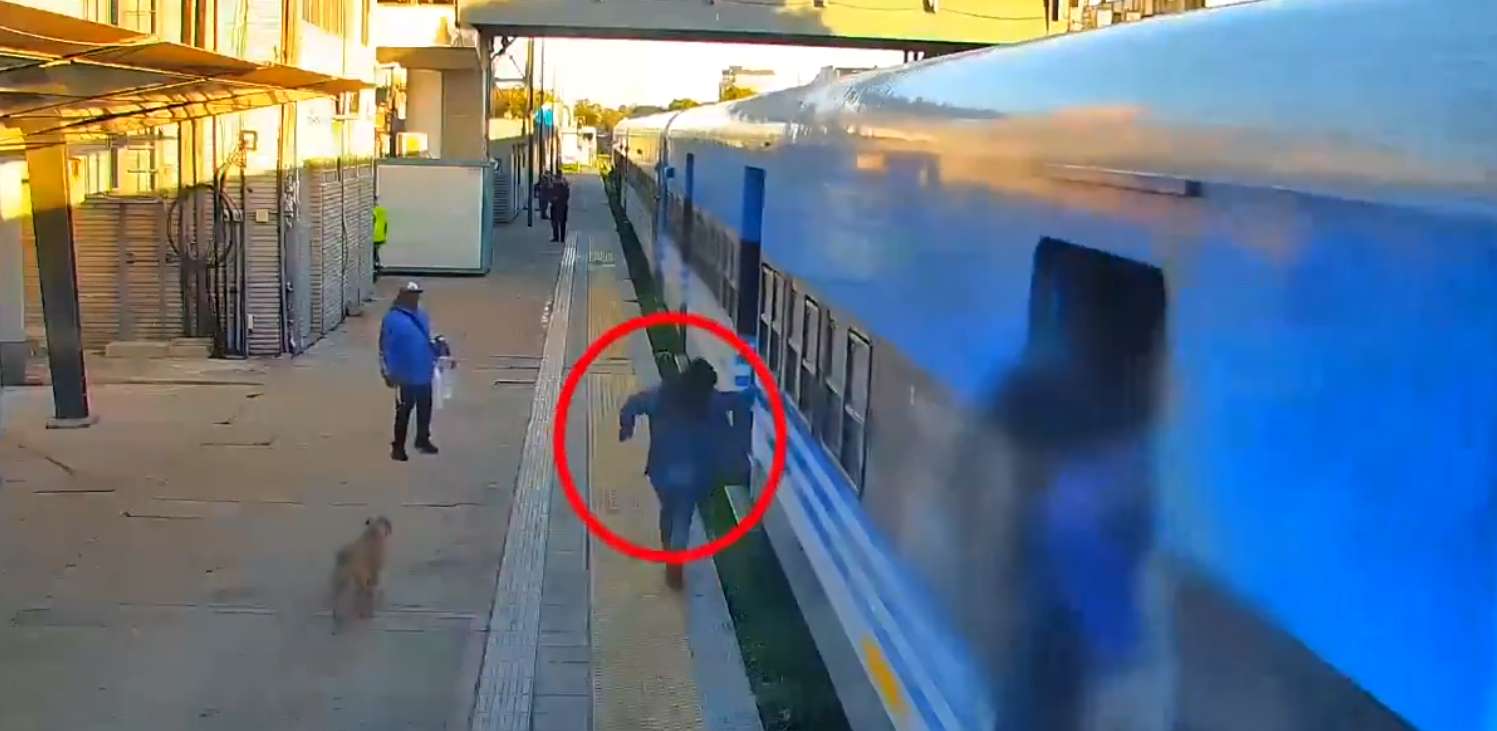 Una mujer quiso subir al tren en Moreno cuando estaba en movimiento y cayó entre el andén y la formación
