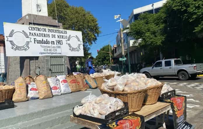 Centro de Panaderos de Merlo organizó un "panazo": repartió 500 kilos del producto en protesta